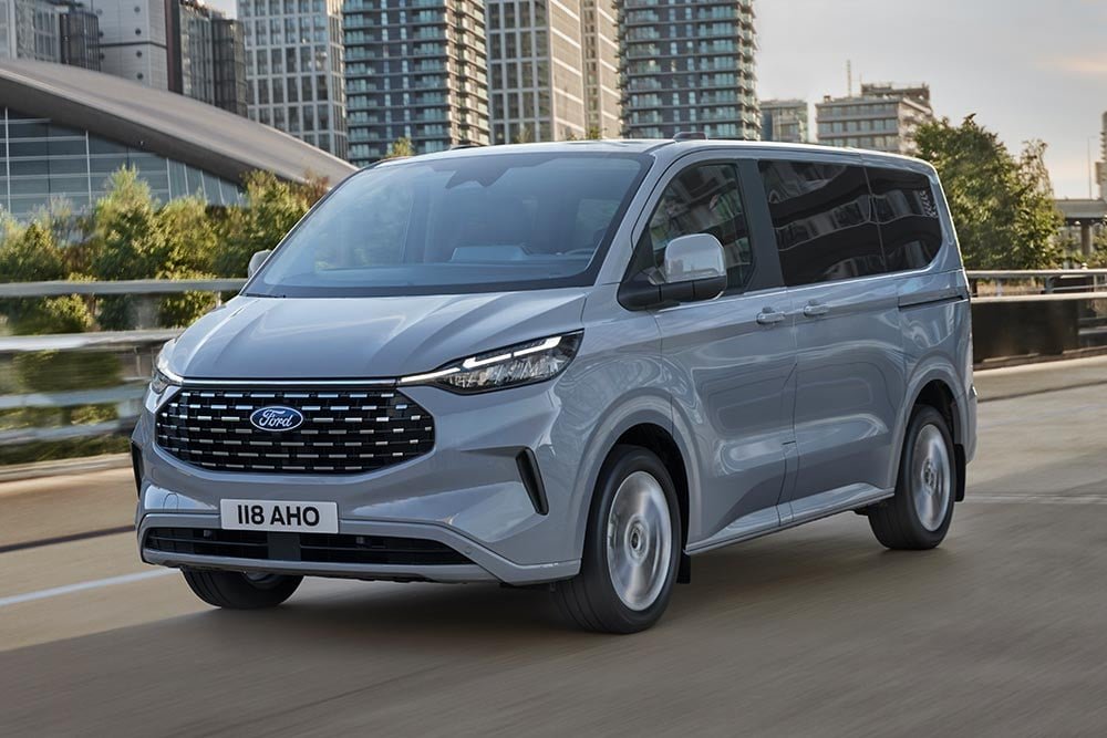 ford-tourneo_custom-eu-Column_Card_01b_V710_Tourneo-3×2-1000×667-front-side-view-blue-v710 bristol airport minibus